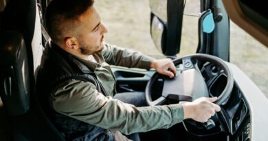 Motorista profissional dirigindo caminhão durante atividade de transporte, imagem relacionada ao tema motorista tem direito a insalubridade e condições de trabalho na estrada.